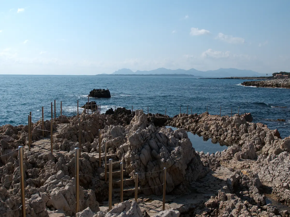 Le sentier du littoral du cap d'Antibes, rochers et eau turquoise