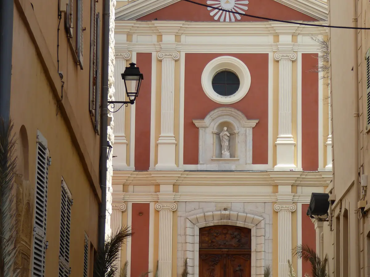 La façade baroque de la cathédrale Notre-Dame-de-la-Platea à Antibes