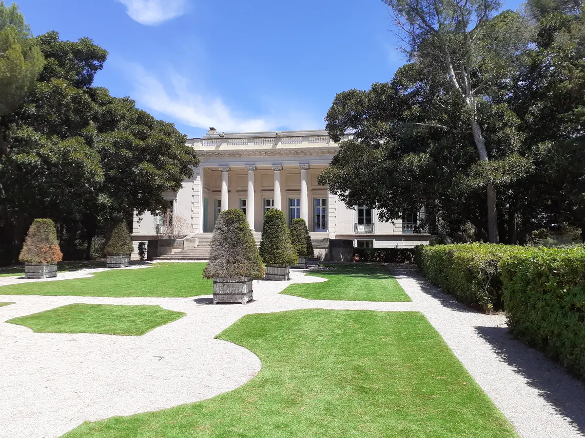 La villa Eilenroc au cap d'Antibes, façade et jardin