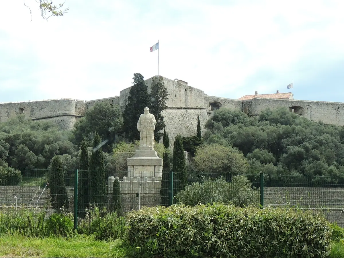 Le Fort Carré d'Antibes sur sa presqu'île, forteresse en étoile du XVIe siècle