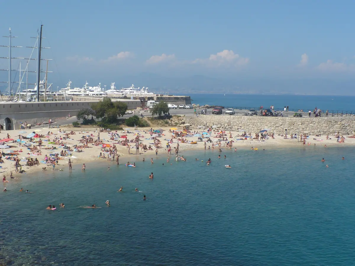 La plage de la Gravette à Antibes, sable clair au pied des remparts