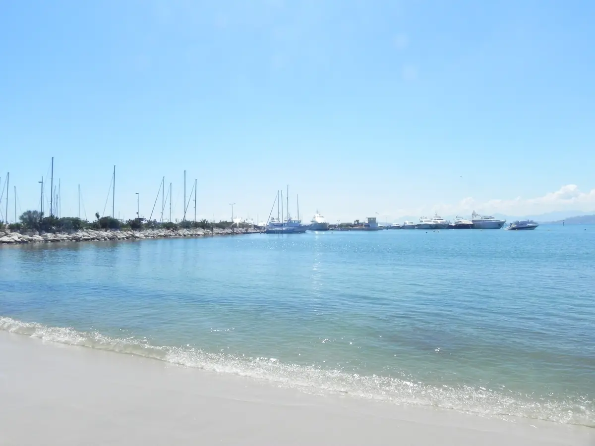La plage de sable de Juan-les-Pins, promenade et pins face à la mer