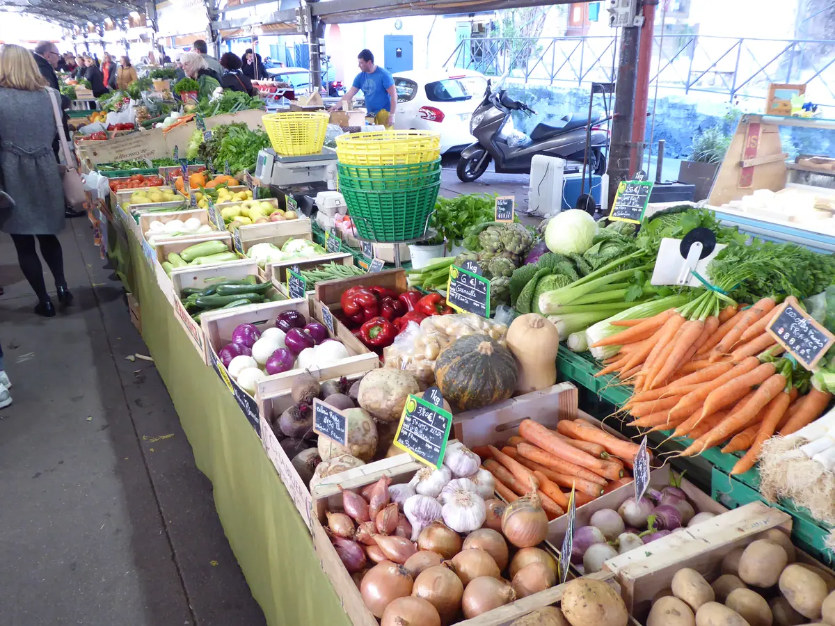 Étals de fruits et légumes du marché provençal d'Antibes sous la halle du cours Masséna