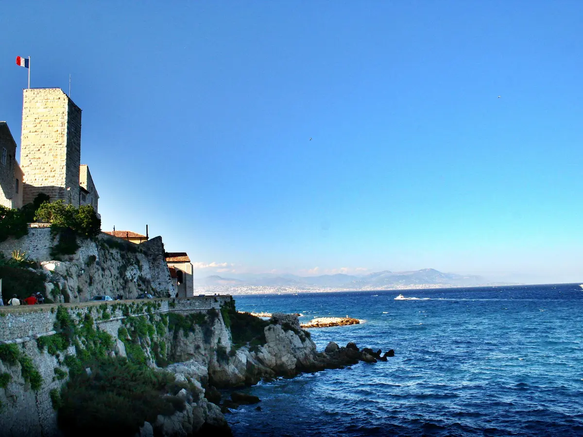 Le château Grimaldi, musée Picasso d'Antibes, sur les remparts au-dessus de la mer