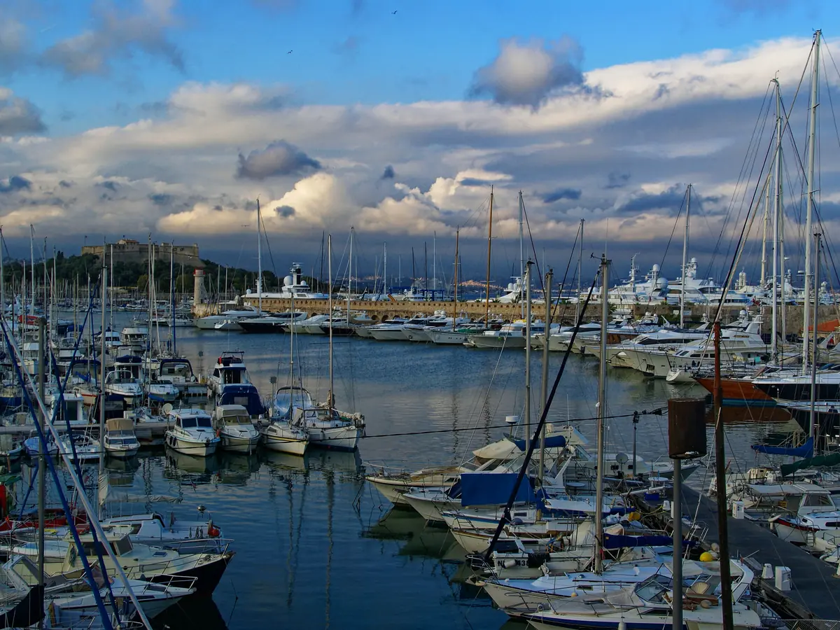 Le port Vauban d'Antibes, ses voiliers et le Fort Carré en arrière-plan