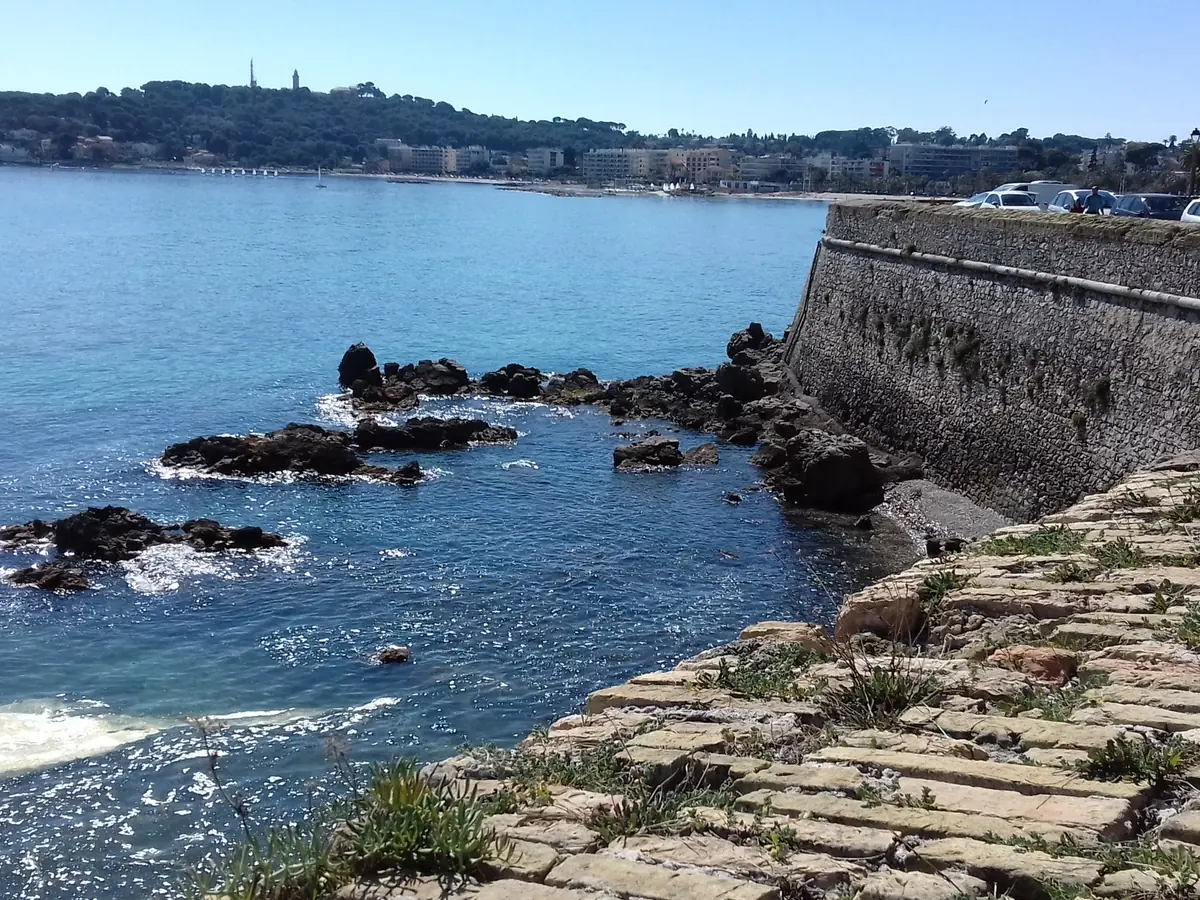 Les remparts de la vieille ville d'Antibes au bord de la mer