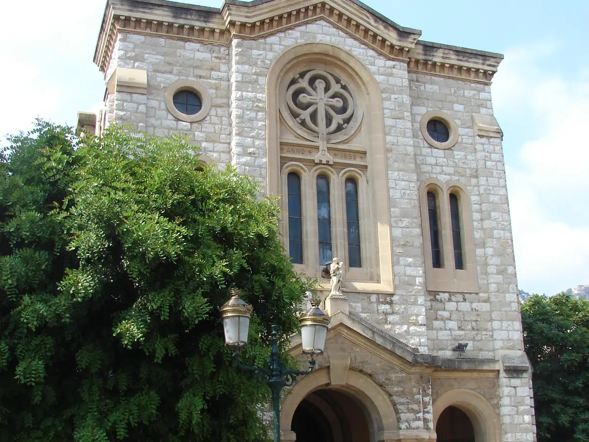 La façade de l'église du Sacré-Cœur à Beaulieu-sur-Mer