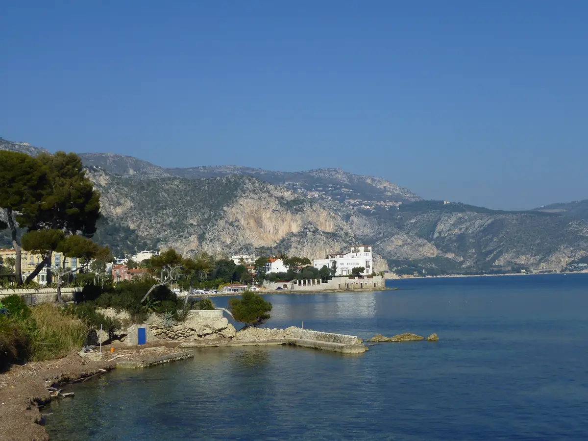 La villa Kérylos à Beaulieu-sur-Mer, villa grecque sur les rochers au bord de l'eau