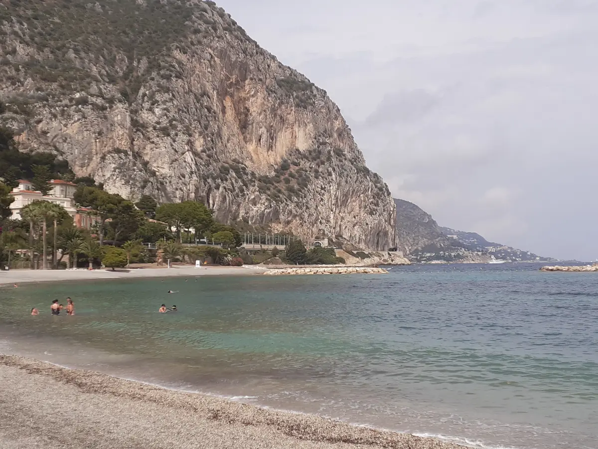 La plage de galets de la Petite Afrique à Beaulieu-sur-Mer, sous les falaises