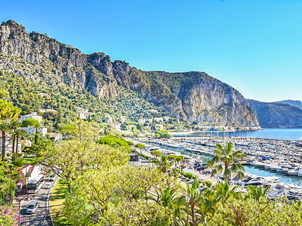 Le port de plaisance de Beaulieu-sur-Mer au pied des falaises