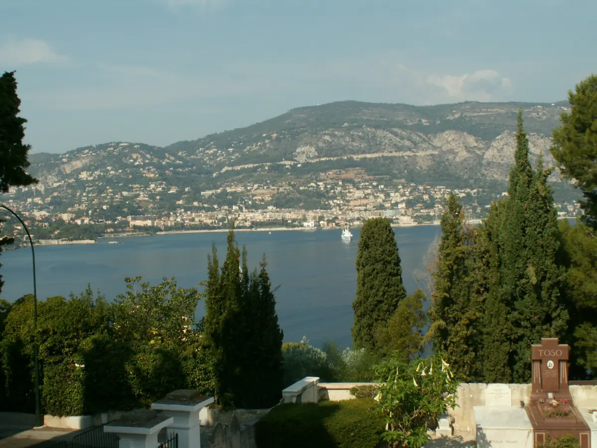 Beaulieu-sur-Mer et ses falaises vus depuis la pointe Saint-Hospice au cap Ferrat