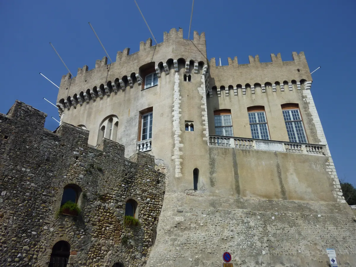 Le château Grimaldi au Haut-de-Cagnes, donjon crénelé sous le ciel bleu