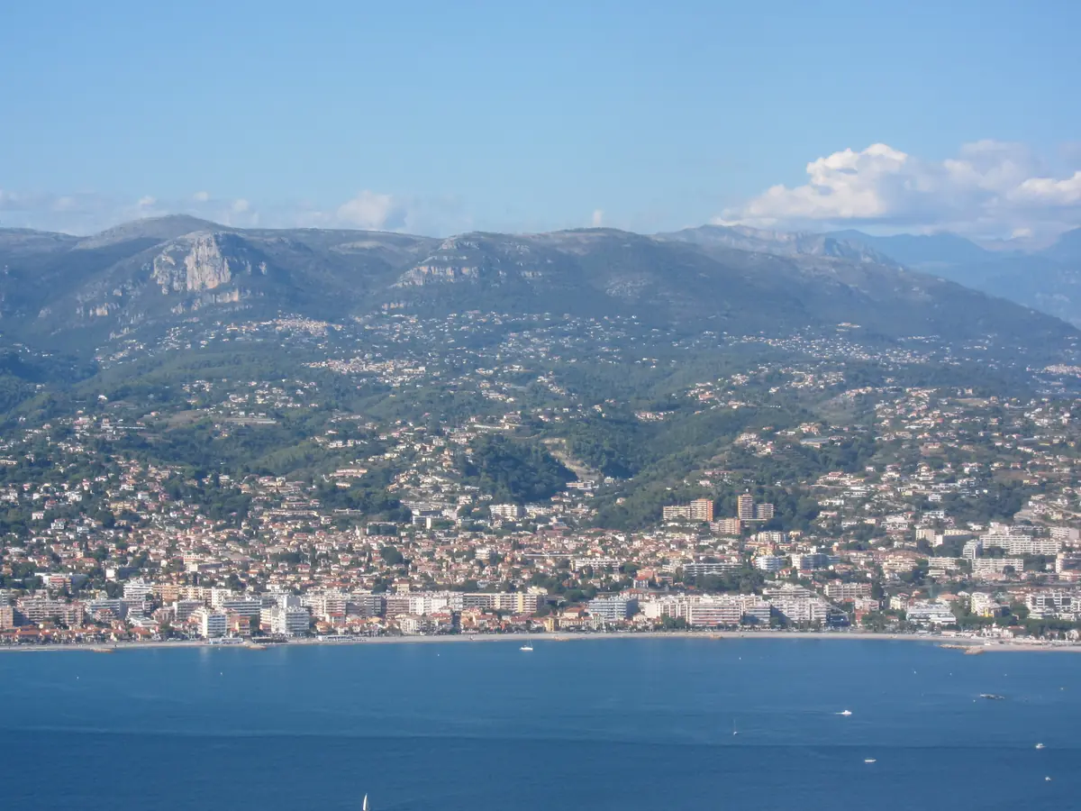 Le Cros-de-Cagnes vu du ciel, le bord de mer et le port de pêche