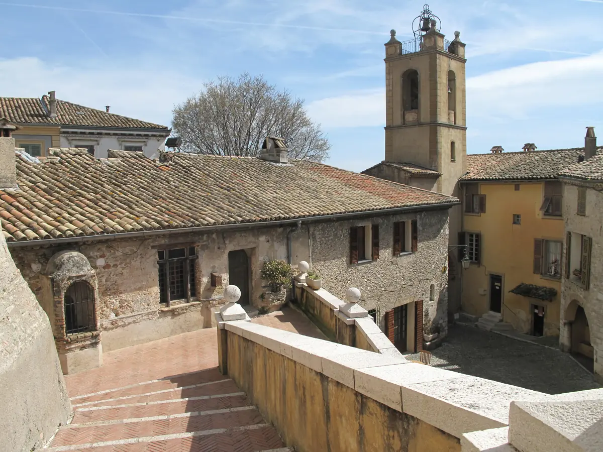 L'escalier de pierre menant à la cour du château Grimaldi au Haut-de-Cagnes