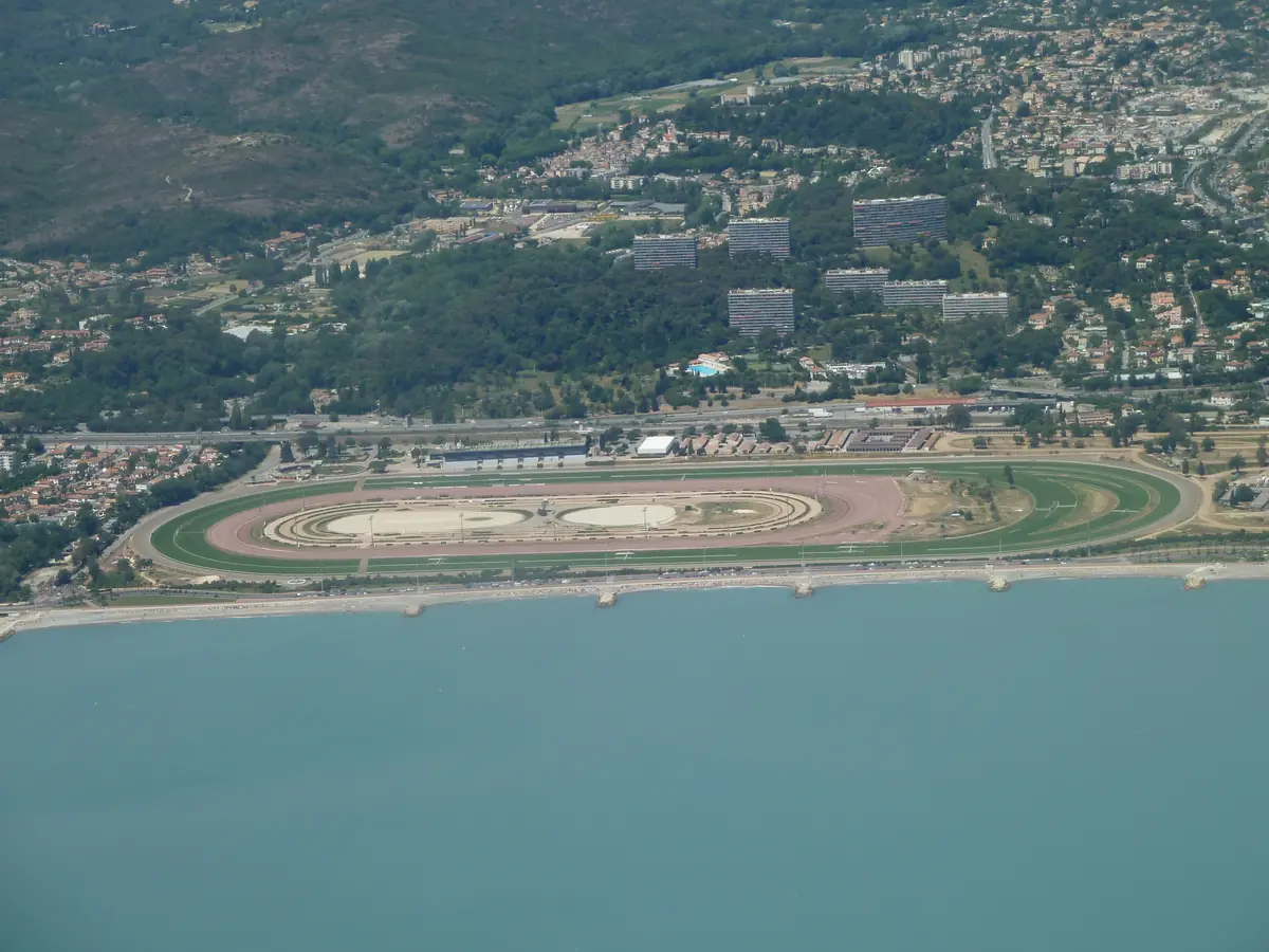 L'hippodrome de la Côte d'Azur à Cagnes-sur-Mer vu du ciel, la piste et la mer