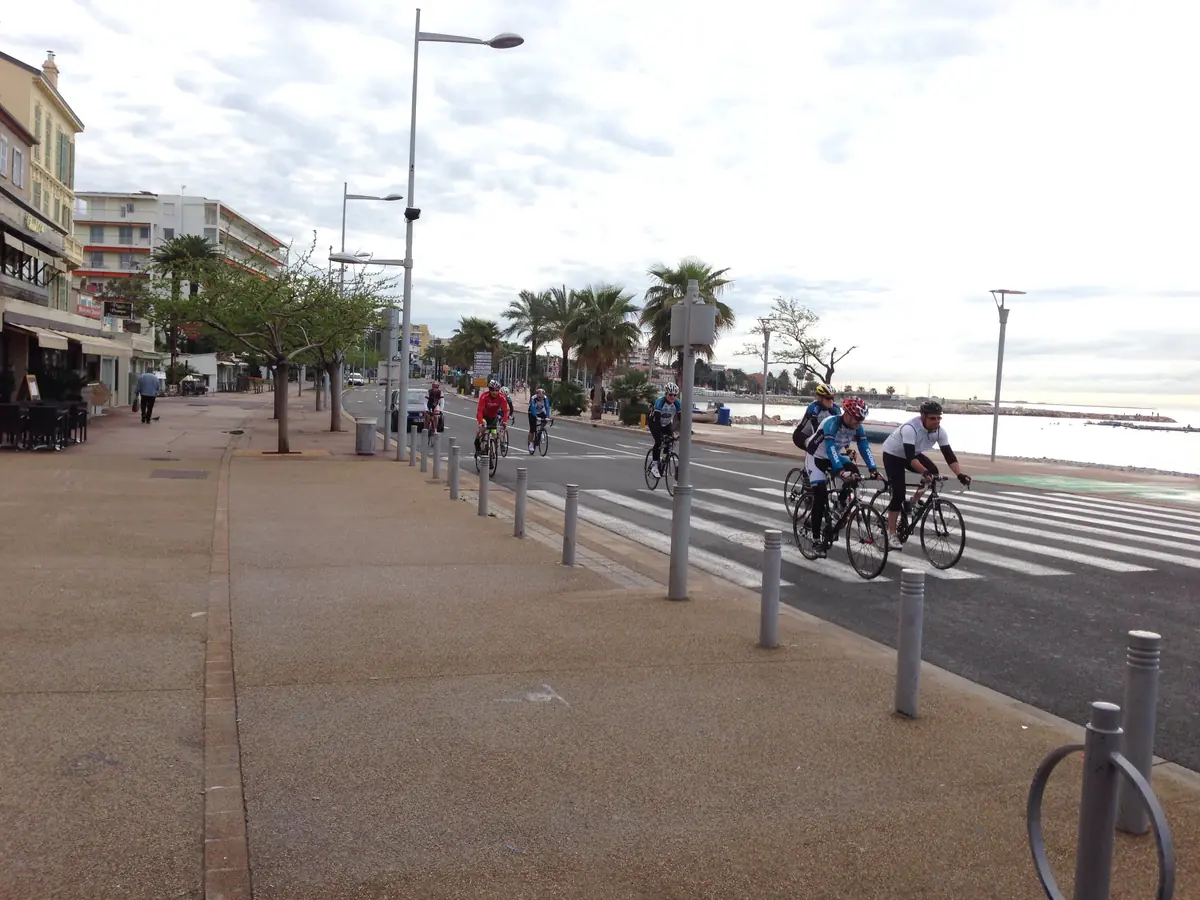 La promenade de la Plage à Cagnes-sur-Mer, palmiers et plage de galets