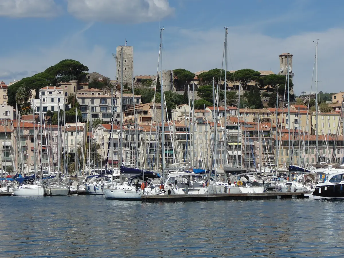La colline du Suquet et sa tour carrée vues depuis le vieux port de Cannes