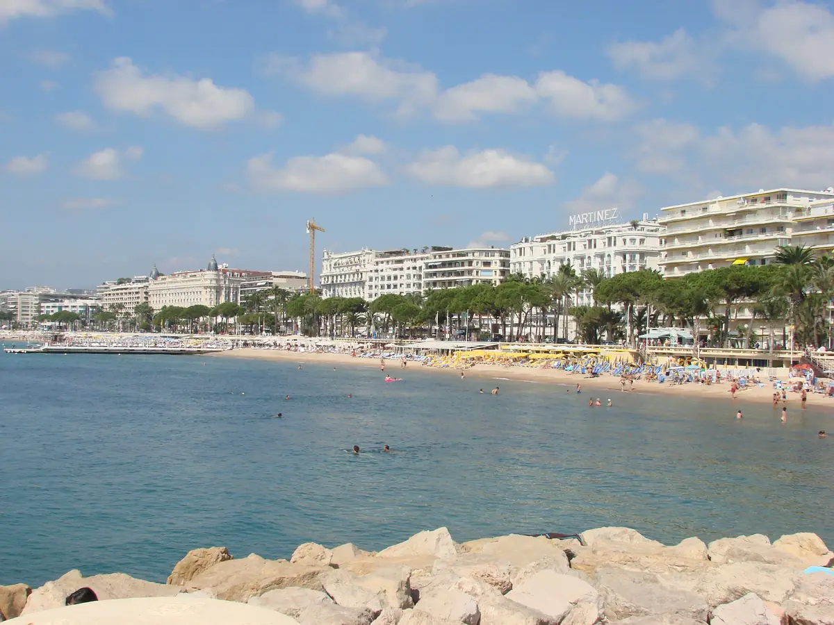 La Croisette à Cannes, plage de sable, palmiers et façades des hôtels