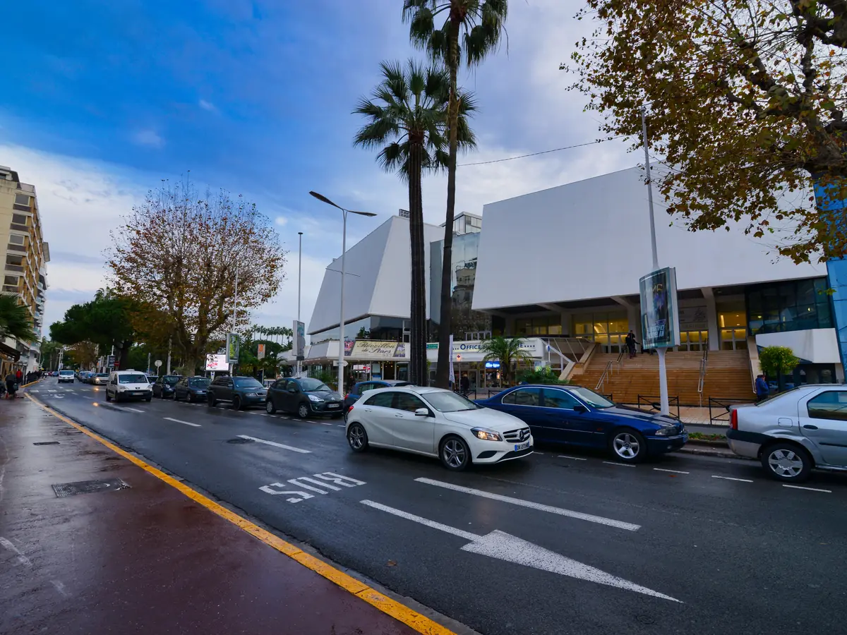 Le Palais des Festivals et des Congrès de Cannes, façade et palmiers