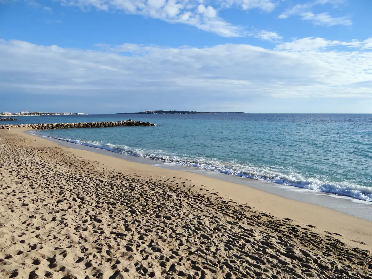 La plage du Midi à Cannes, sable fin, mer turquoise et îles de Lérins au large