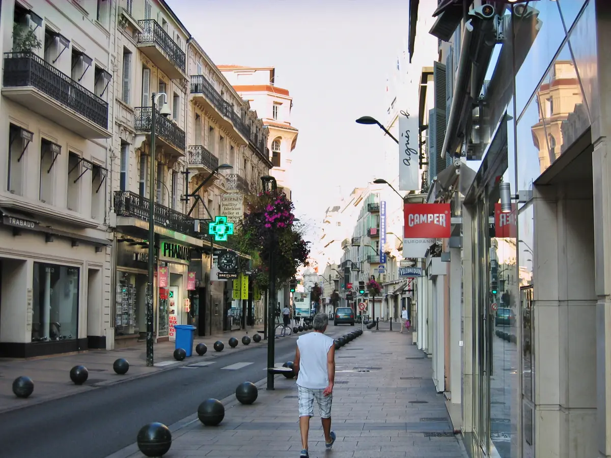 La rue d'Antibes à Cannes, rue commerçante bordée de boutiques