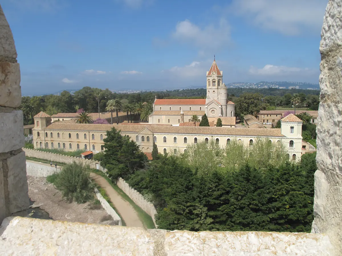 L'abbaye de Lérins sur l'île Saint-Honorat, vue depuis le monastère fortifié