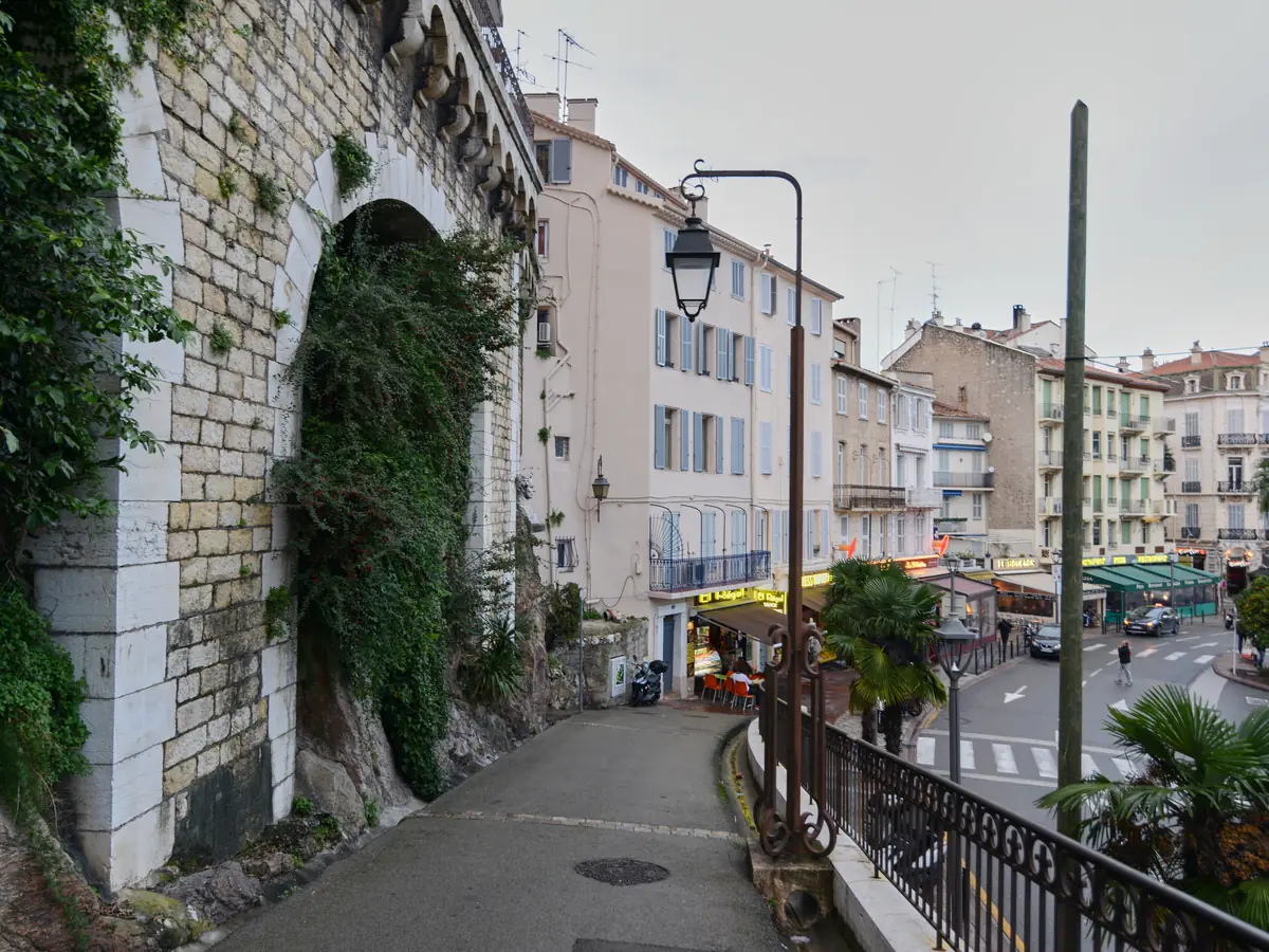 Montée pavée du Suquet le long des remparts, avec vue sur les toits de Cannes