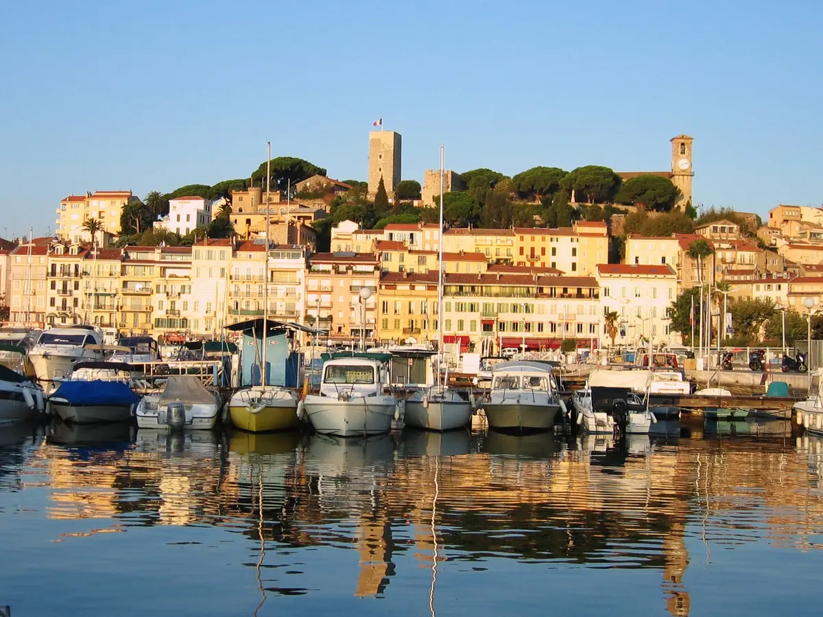 Le Vieux Port de Cannes et la colline du Suquet en fin de journée