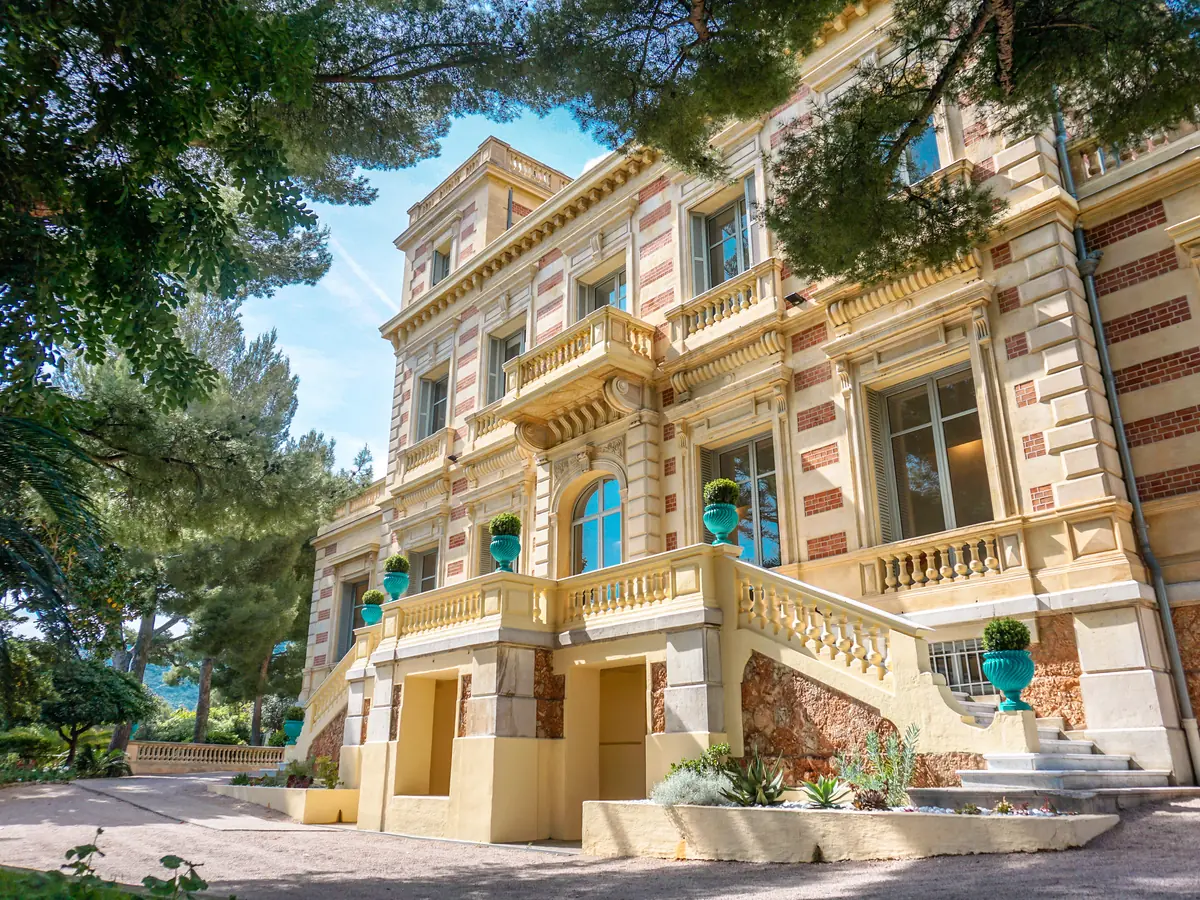 La façade du château des Terrasses à Cap-d'Ail, villa Belle Époque