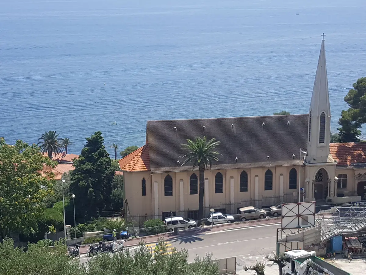 L'église Notre-Dame-du-Cap-Fleuri à Cap-d'Ail vue du ciel, sa flèche et les pins