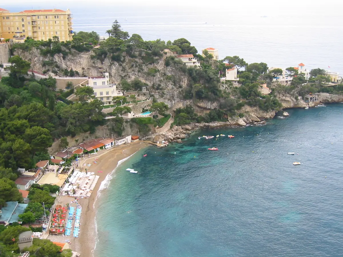 La plage Mala à Cap-d'Ail, crique de galets entre deux pointes rocheuses