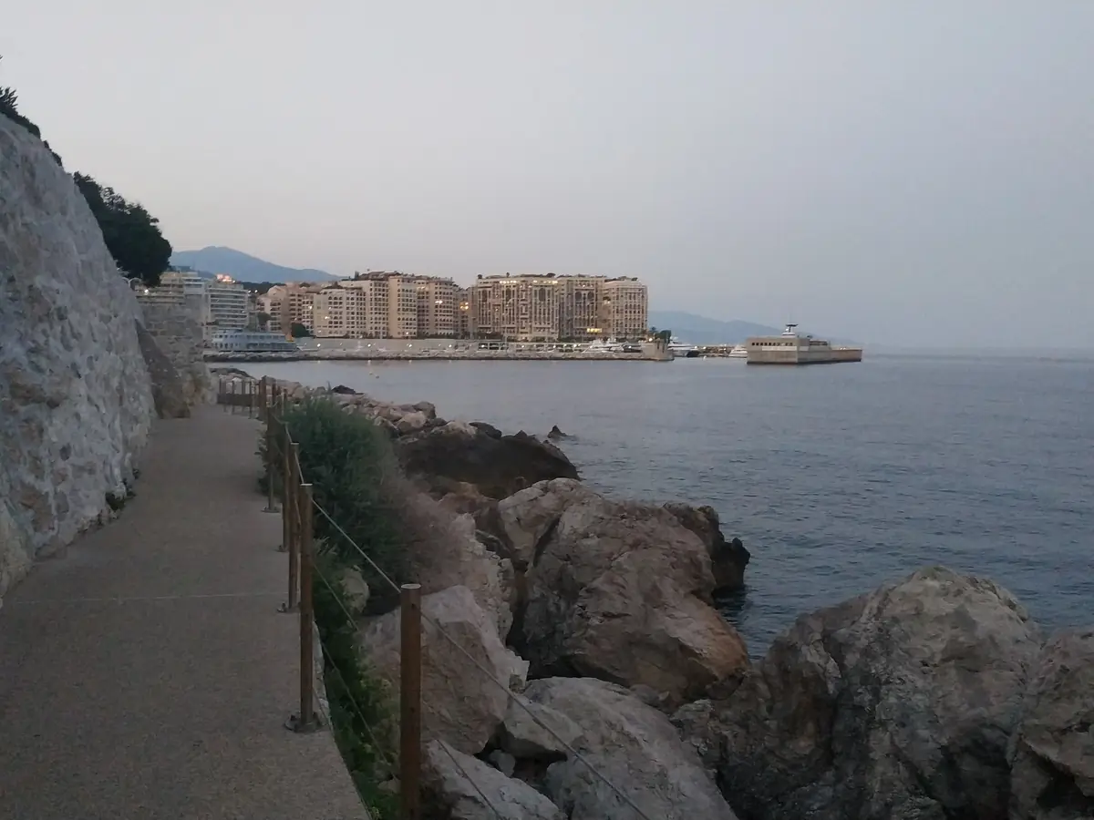 La plage Marquet à Cap-d'Ail vue depuis le sentier du littoral