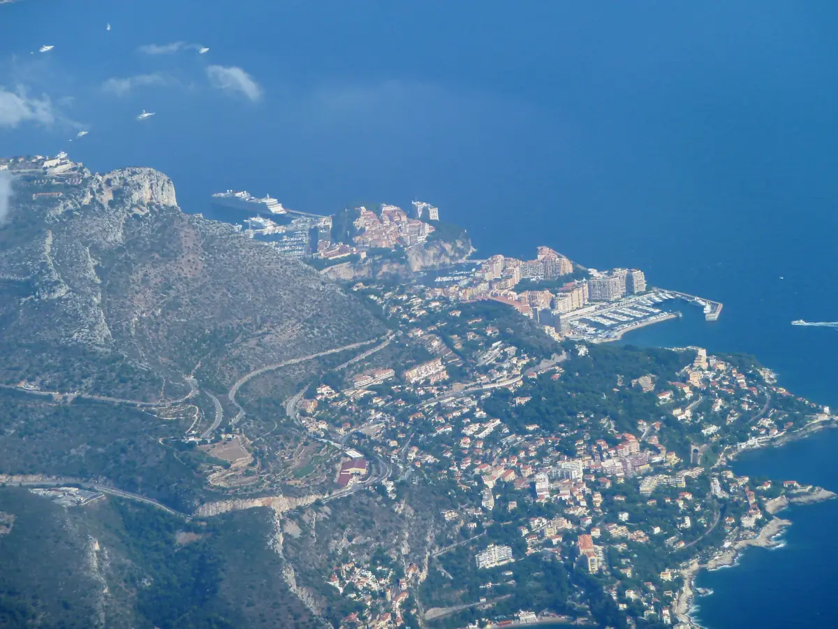 Le port de Cap-d'Ail au pied de la falaise de la Tête de Chien