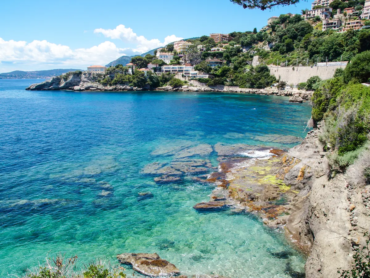Le sentier du littoral de Cap-d'Ail au bord d'une eau turquoise
