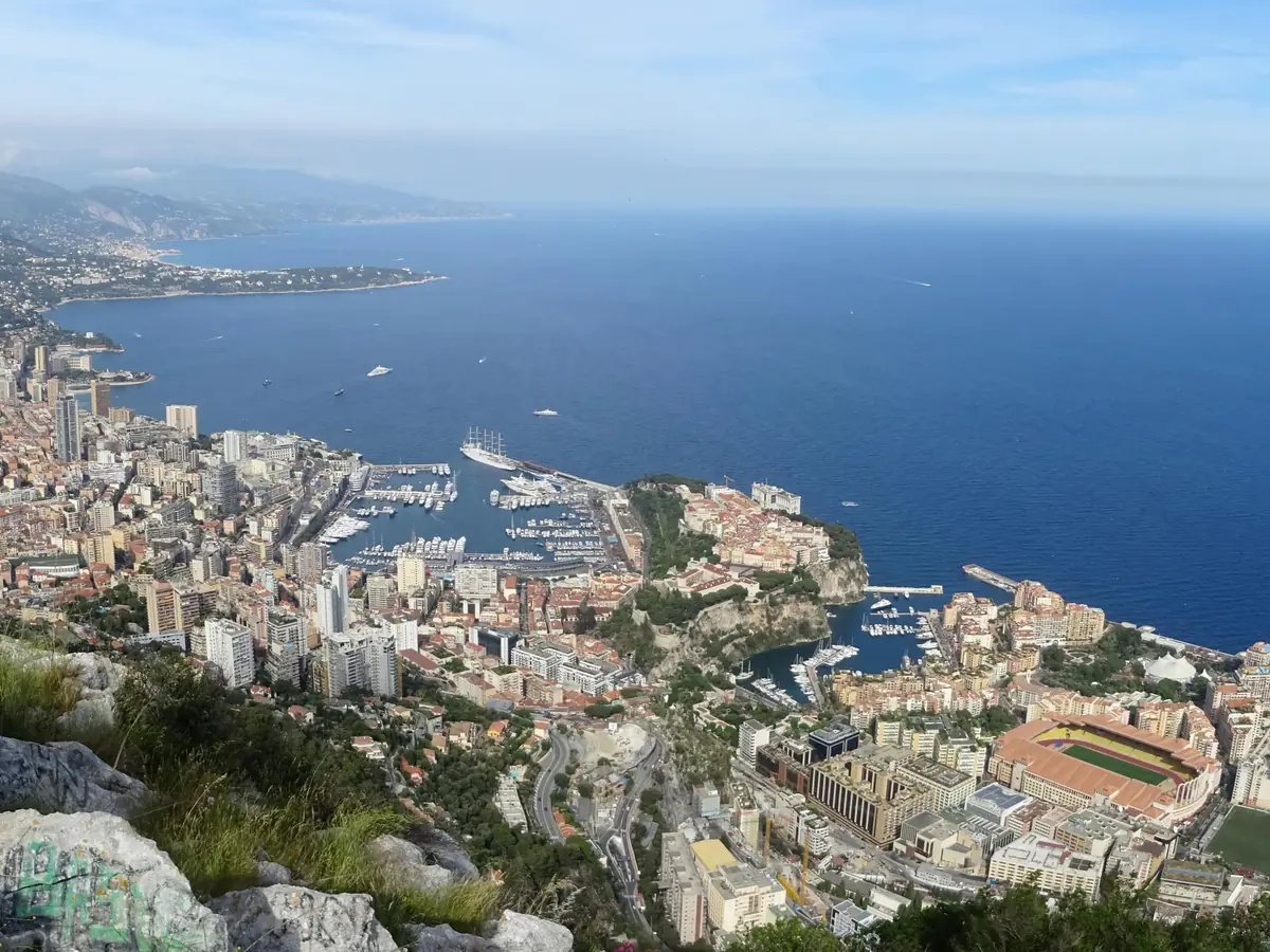 Monaco et la côte vus depuis le belvédère de la Tête de Chien au-dessus de Cap-d'Ail