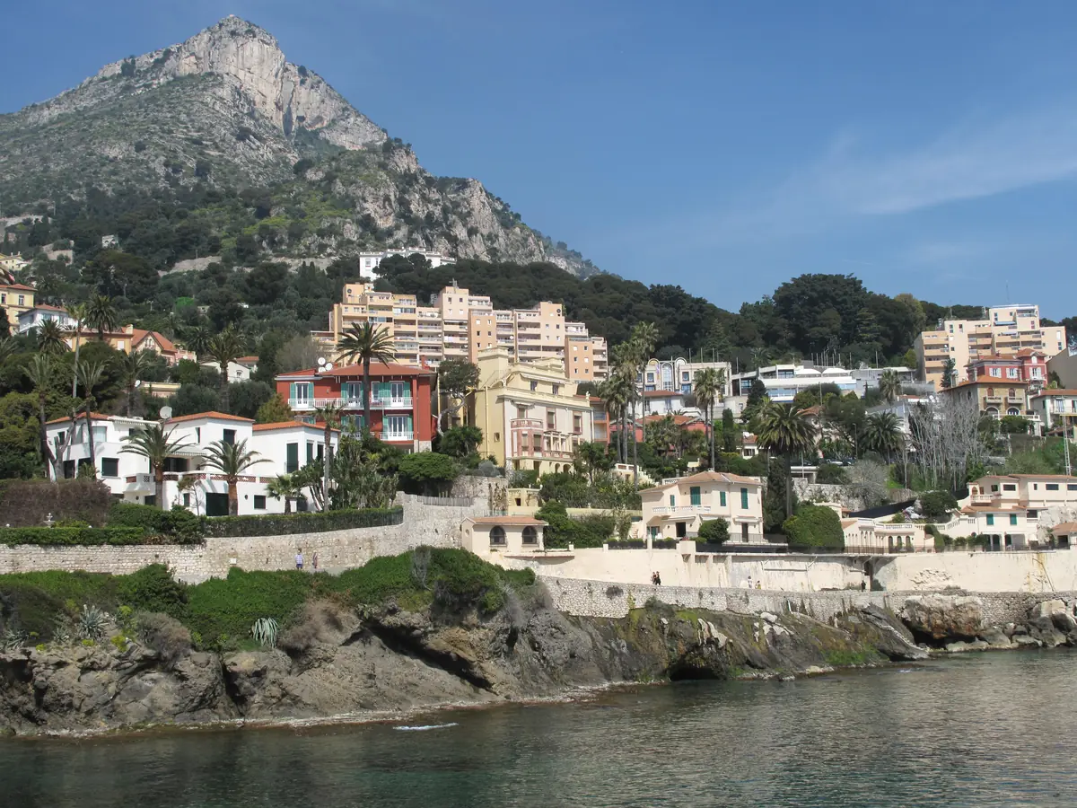 Villas de Cap-d'Ail au bord des rochers, sous les pins