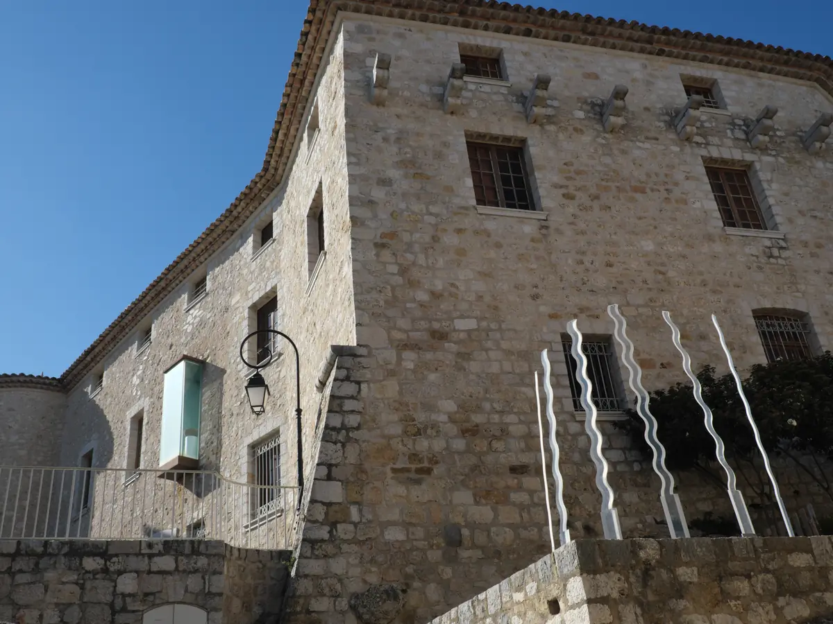 La façade du château de Carros, centre international d'art contemporain