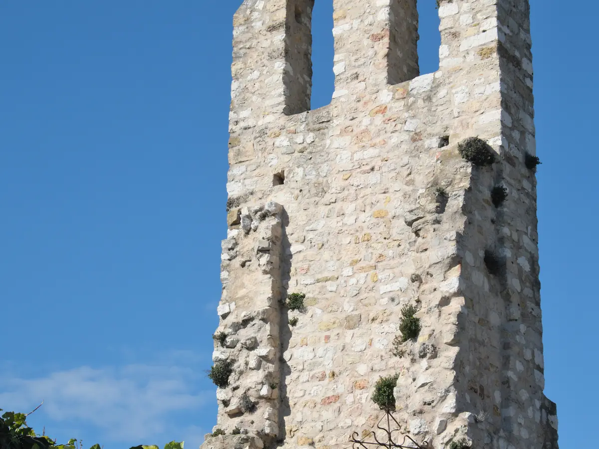 La tour ruinée de l'église primitive de Carros au milieu du cimetière