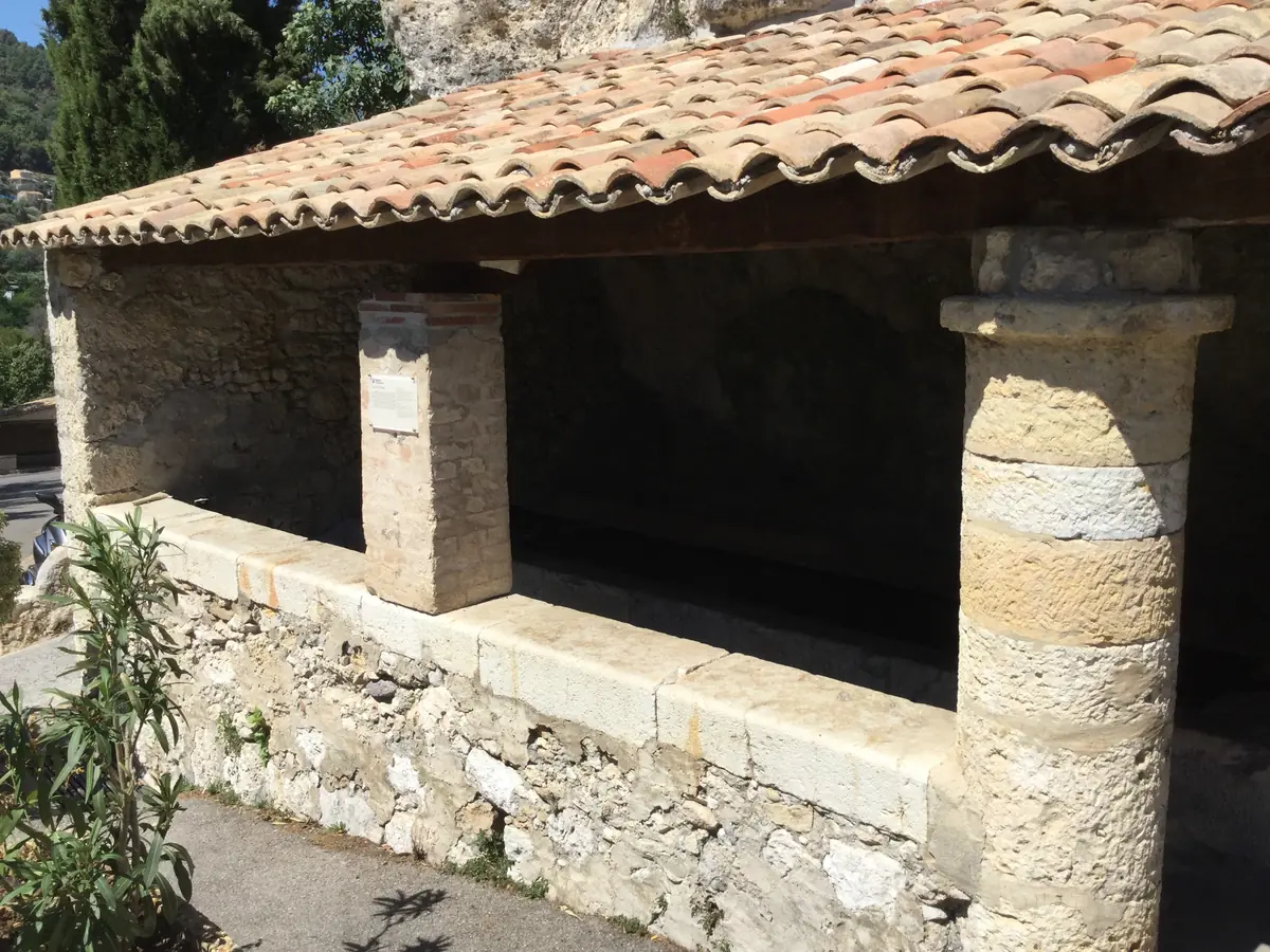Le lavoir couvert du vieux village de Carros