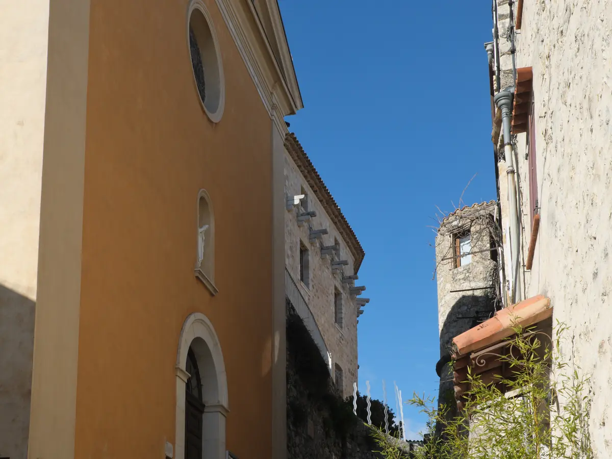 Une ruelle pavée du vieux village de Carros entre les maisons de pierre