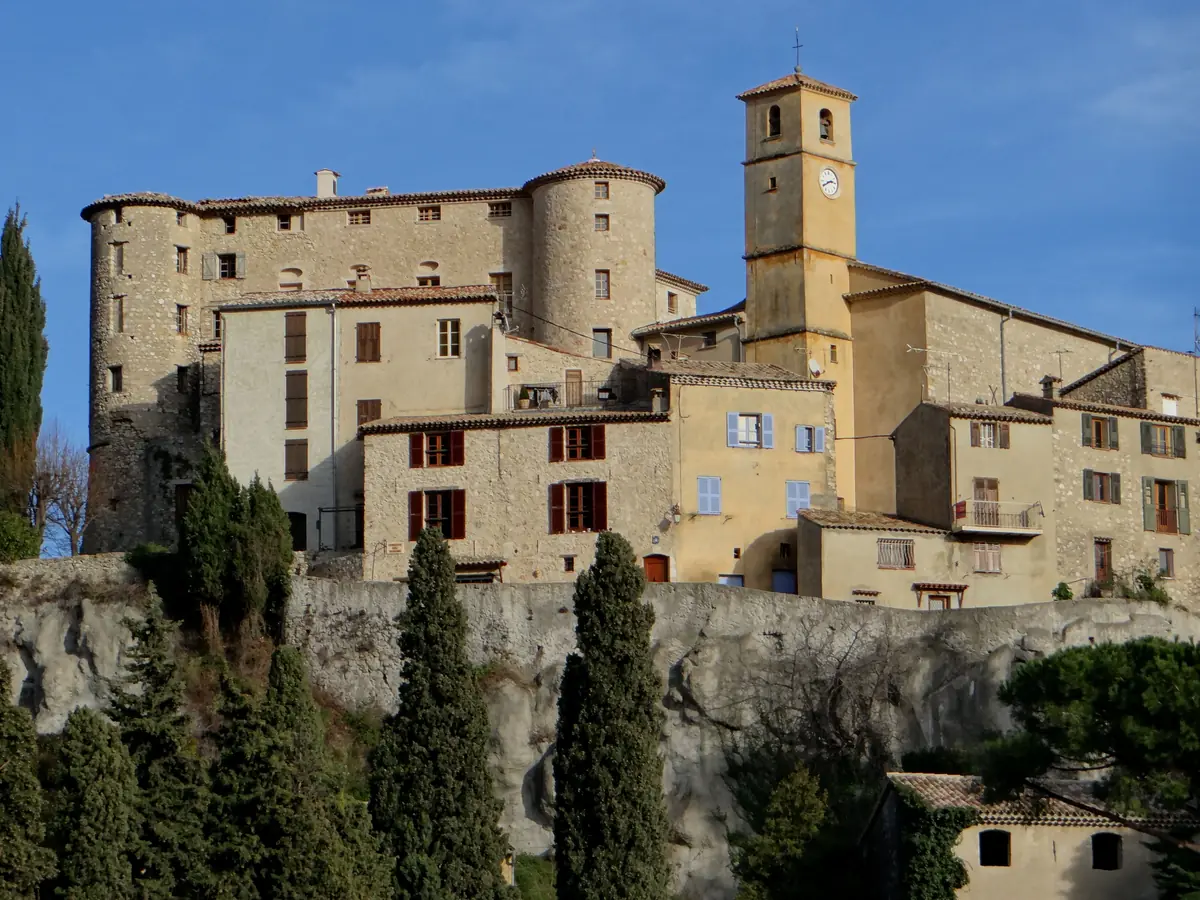 Le vieux village de Carros et son château sur leur rocher