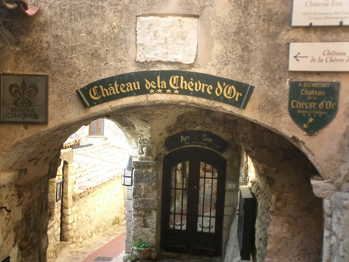 L'entrée du Château de la Chèvre d'Or dans les ruelles d'Èze
