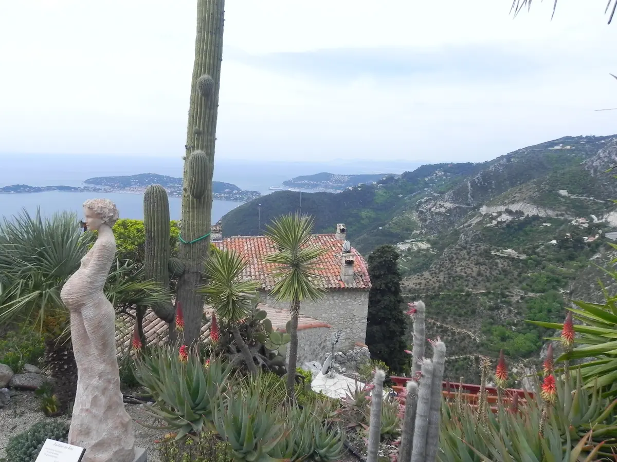 Sculptures et plantes grasses du jardin exotique d'Èze au-dessus de la mer