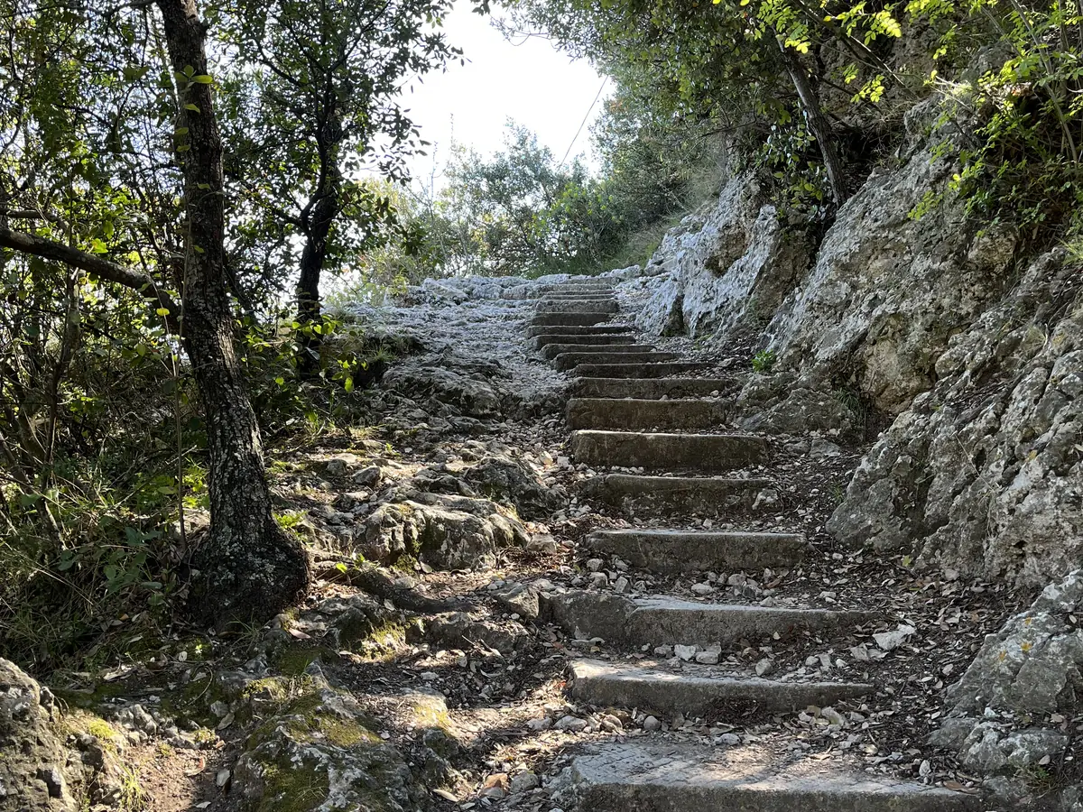 Escaliers de pierre du chemin de Nietzsche entre Èze-sur-Mer et le village