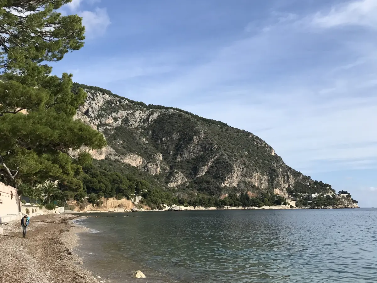 La plage de galets d'Èze-sur-Mer dans son anse au pied du village