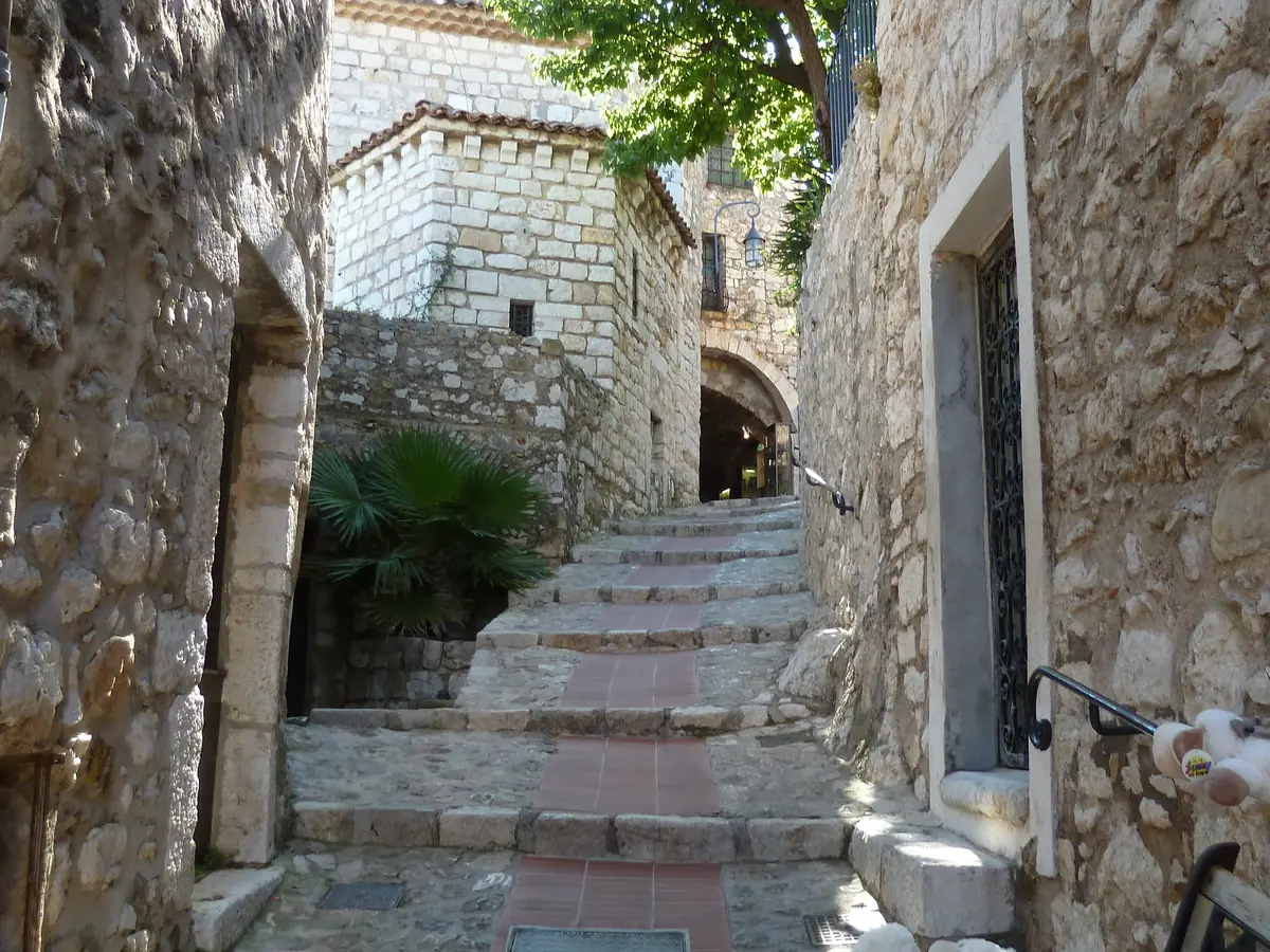 Ruelle en escalier du village médiéval d'Èze, entre les maisons de pierre
