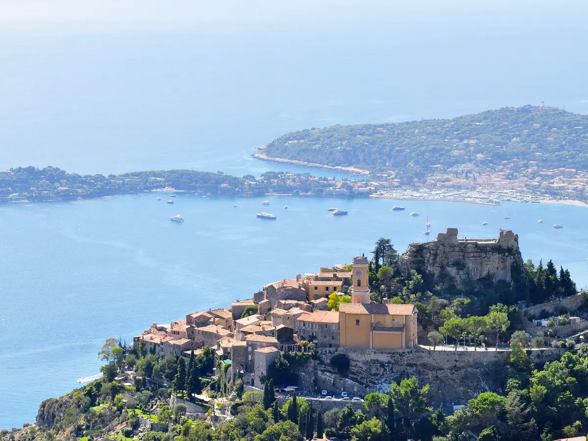 Le village perché d'Èze sur son rocher, le cap Ferrat et la mer en arrière-plan