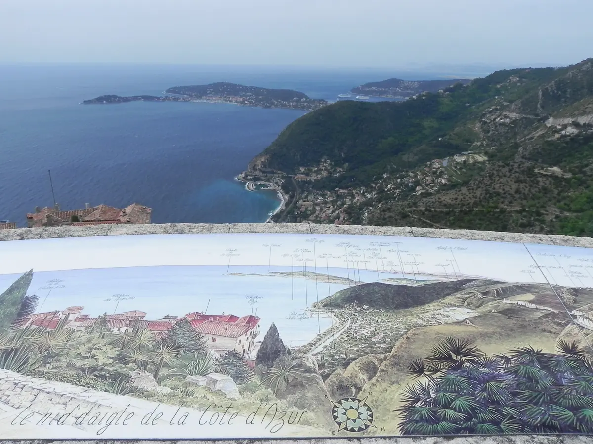 Vue sur le cap Ferrat et la baie depuis le belvédère de la Moyenne Corniche à Èze