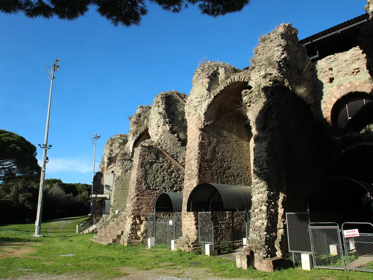 Les arches de l'amphithéâtre romain de Fréjus sous les pins