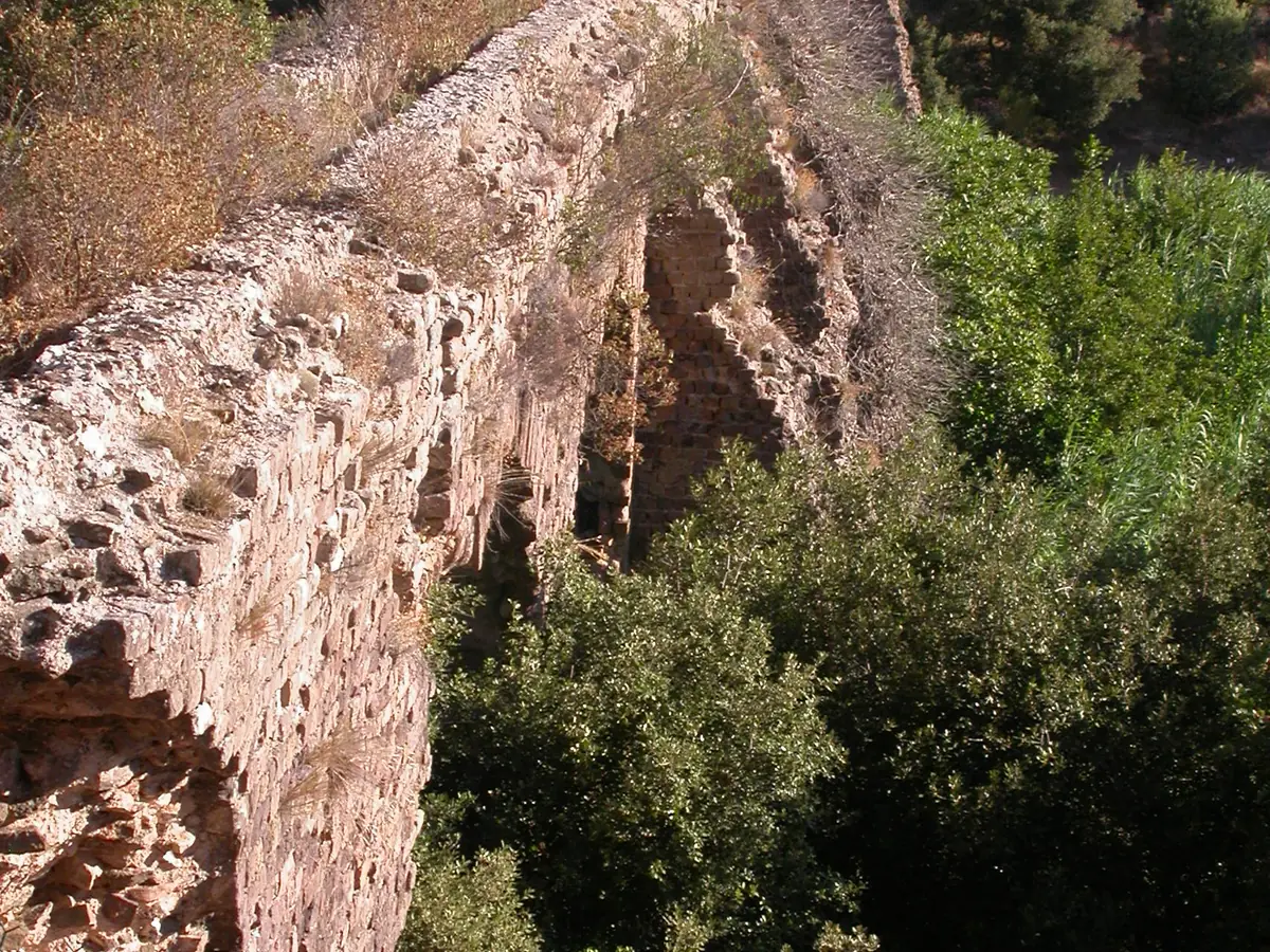 Les arches de l'aqueduc romain de Fréjus au Gargalon, entre les arbres